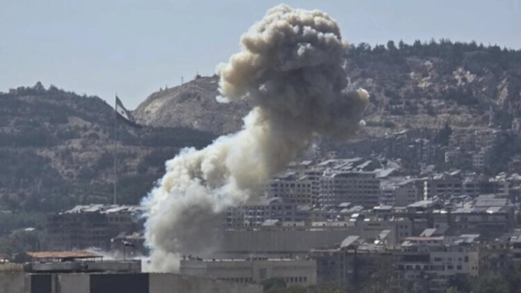 Se ve humo proveniente de un ataque aéreo israelí que impactó el Ministerio de Defensa sirio en Damasco, ayer.