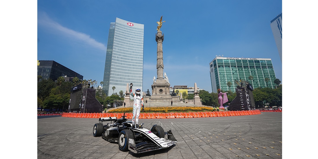 El volante tapatío, ayer, en su presentación en México en Paseo de la Reforma