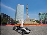 El volante tapatío, ayer, en su presentación en México en Paseo de la Reforma