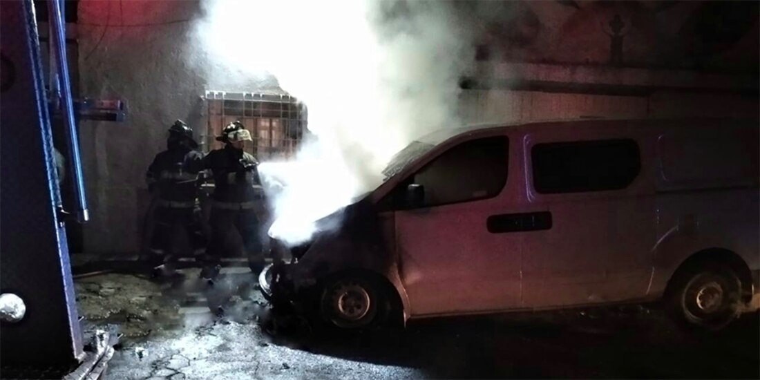 Los bomberos de la CDMX, sofocando el incendio del vehículo.
