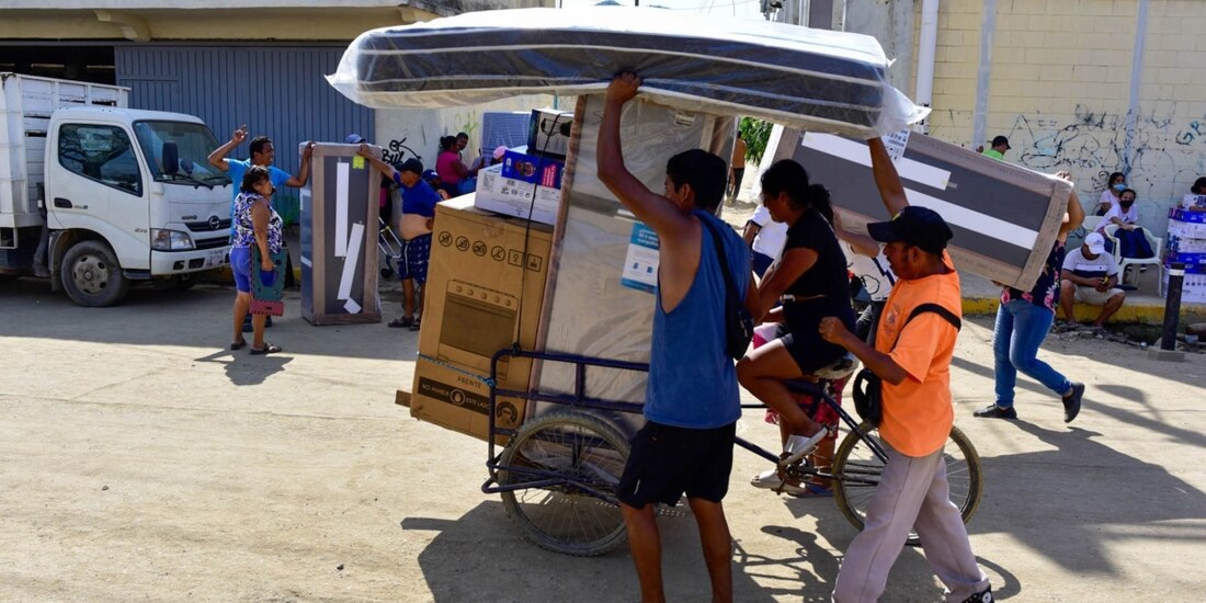 Entrega de enseres a afectados por el huracán Otis en Guerrero