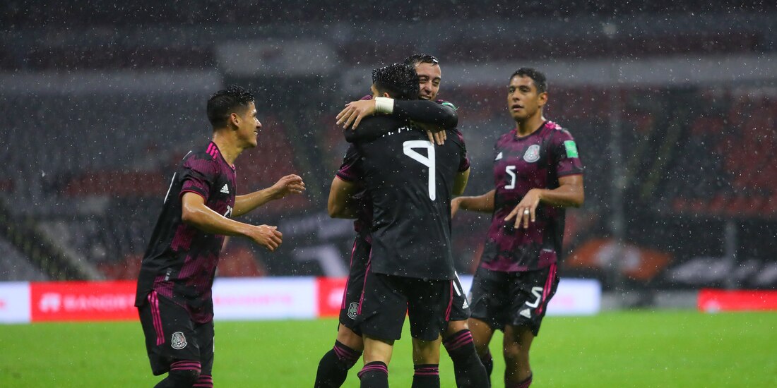 Jugadores de la Selección Mexicana celebran un gol contra Jamaica en las eliminatorias rumbo a Qatar 2022.