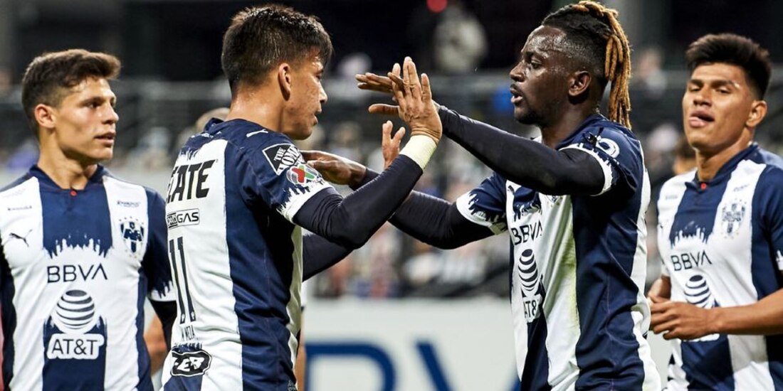 Futbolistas del Monterrey festejan un gol en el Guard1anes 2021.