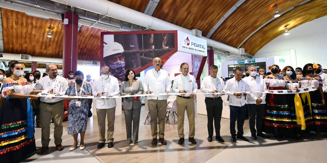 El gobernador Manuel Merino y el director de Pemex, Octavio Romero, ayer.