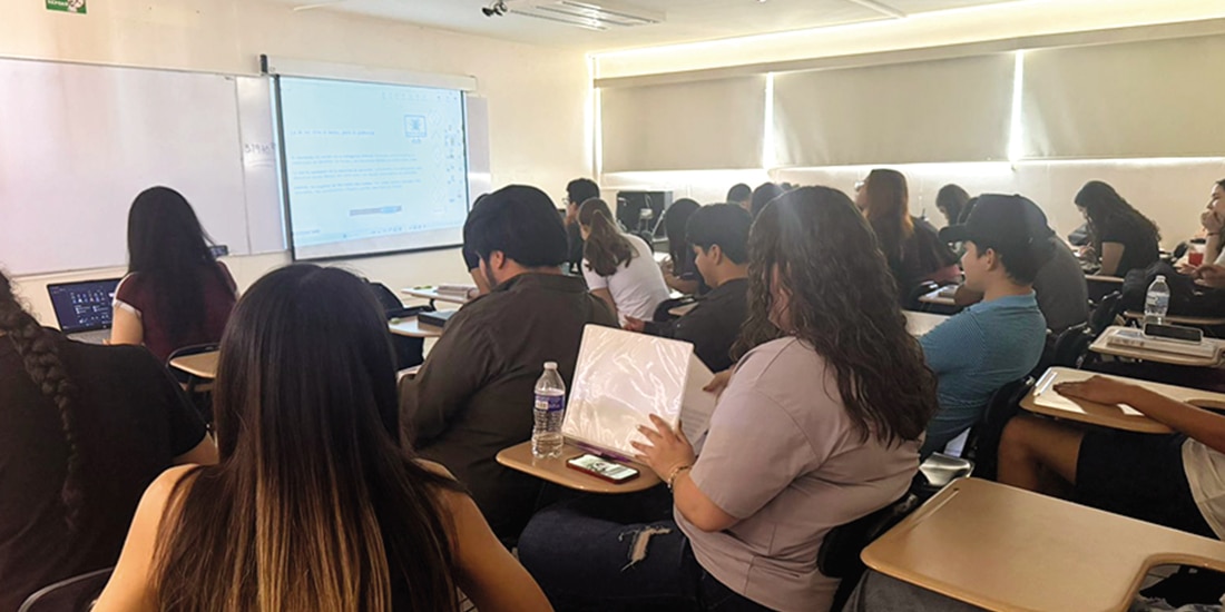 ESTUDIANTES de la Unison, durante una conferencia sobre inteligencia artificial impartida el pasado 26 de marzo.