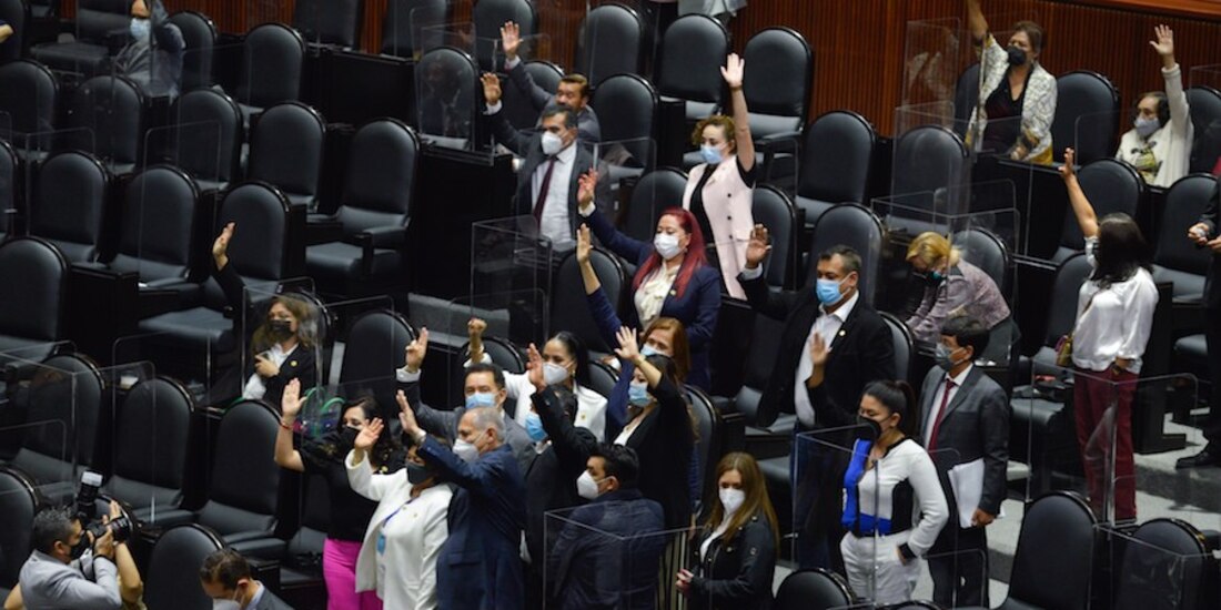 Diputados votan, ayer, en la sesión extraordinaria.