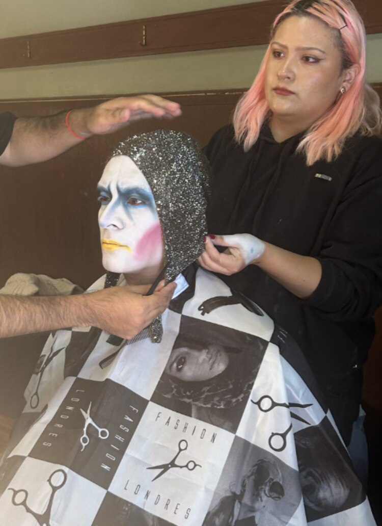 Otro miembro del elenco es maquillado en una sesión de prueba.