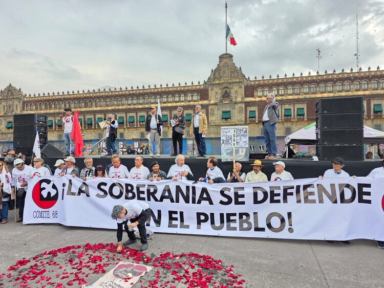 Primeros grupos de manifestantes se concentran en el Zócalo
