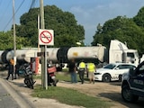 Accidente en Atasta, Campeche. Pipa con gasolina termina estrellándose en una casa.
