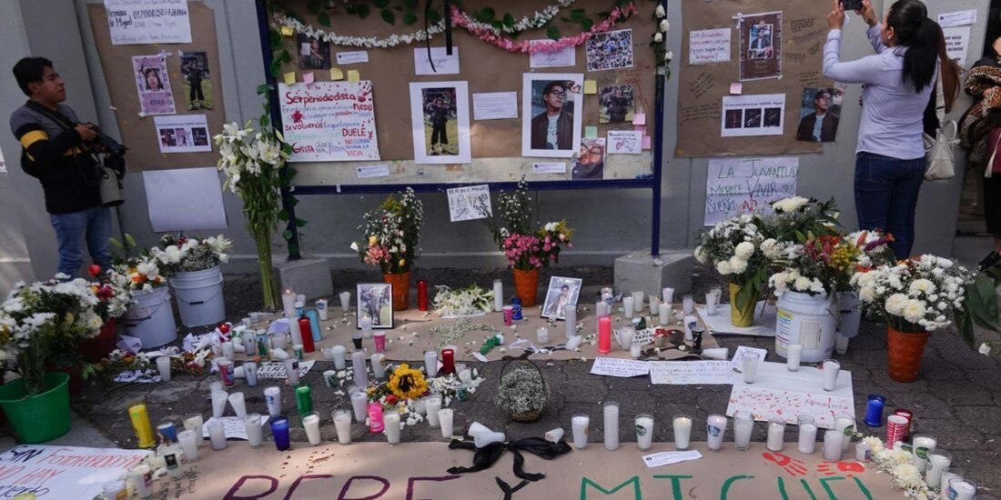 Estudiantes de la FES Acatlán colocaron una ofrenda en honor de sus compañeros, ayer.