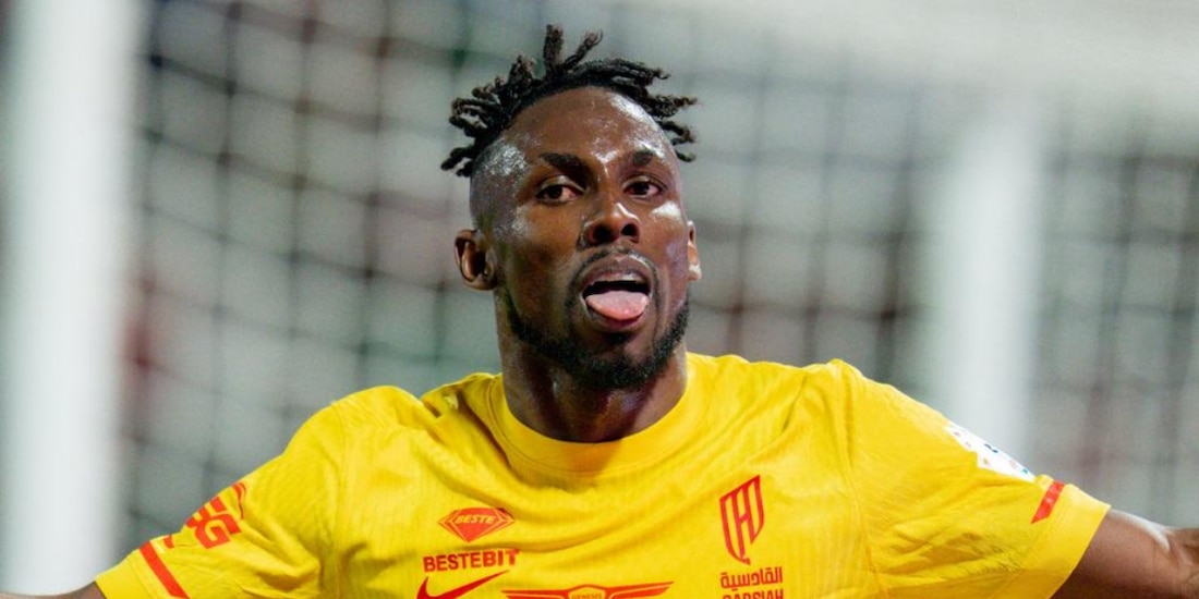 Julián Quiñones festeja uno de sus dos goles en el duelo entre Al-Qadisiya y Al-Ettifaq.