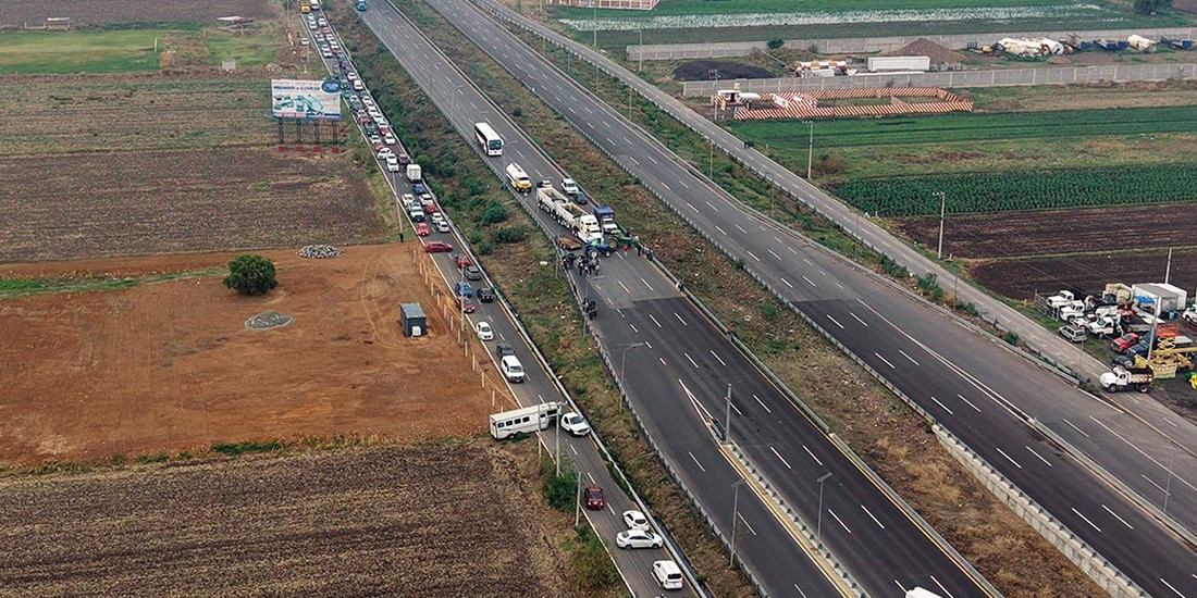 EJIDATARIOS DE TONANITLA mantenían ayer cerrada la carretera libre que conecta a Ecatepec con el AIFA.
