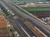 EJIDATARIOS DE TONANITLA mantenían ayer cerrada la carretera libre que conecta a Ecatepec con el AIFA.