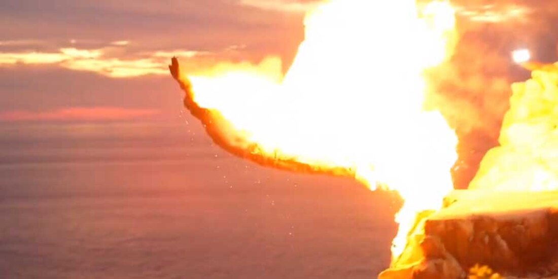 Envueltos en llamas, clavadistas regresan a La Quebrada para demostrar que Acapulco está de pie │ VIDEO