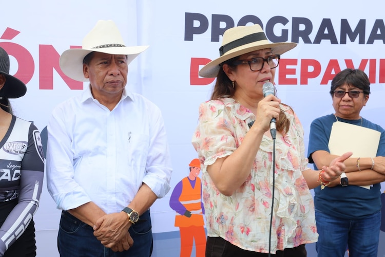 La alcaldesa Azucena Cisneros Coss encabeza la inauguración de la renovada avenida Moctezuma en Ecatepec.