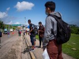 migrantes centroamericanos son dejados en El Ceibo, Guatemala, el 12 de agosto.