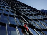 "Spiderman francés" escala un edificio emblemático contra la reforma de Macron; han varias protestas.