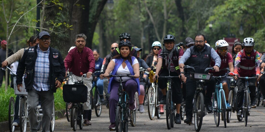 Clara Brugada y parte de su gabinete, ayer, en Chapultepec, durante un recorrido en bicicleta.