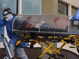 Un paciente con síntomas COVID-19 es ingresado al Hospital Centro Médico Nacional Siglo XXI.