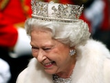 La reina Isabel II de Gran Bretaña sonríe en la apertura del Parlamento en la Cámara de los Lores en Londres el 6 de noviembre de 2007