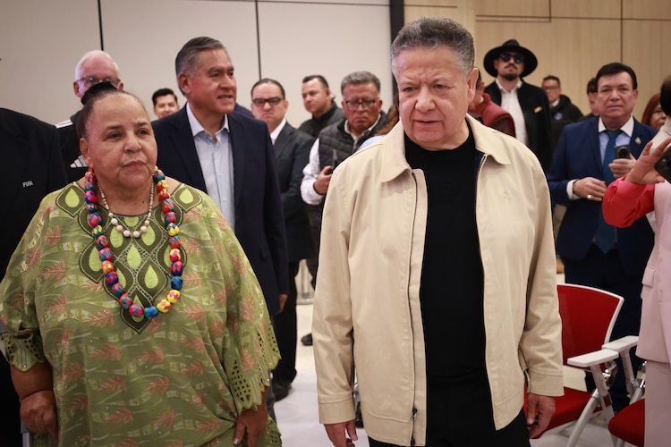 El gobernador de Hidalgo, Julio Menchaca, y la embajadora de Sudáfrica en México, Beryl Rose Sisulu.
