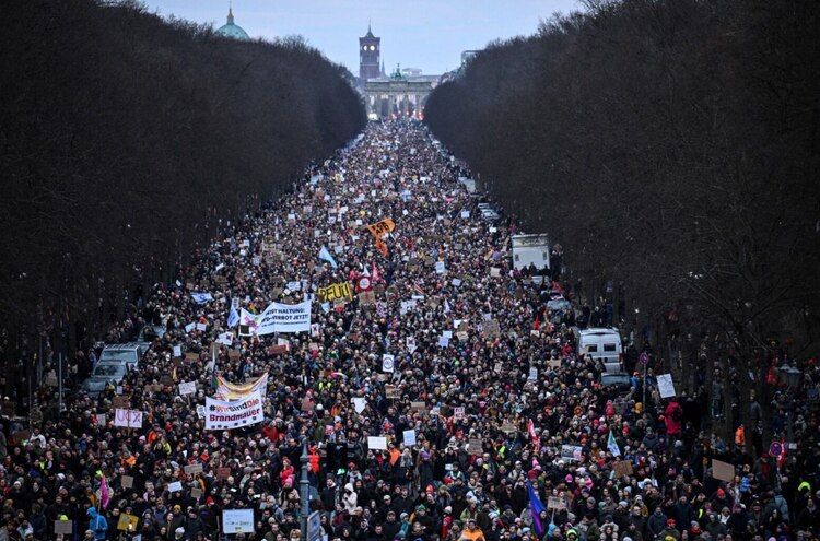 Protesta contra los planes migratorios del líder del partido CDU y principal candidato a canciller, Friedrich Merz, y del partido de extrema derecha de Alemania.