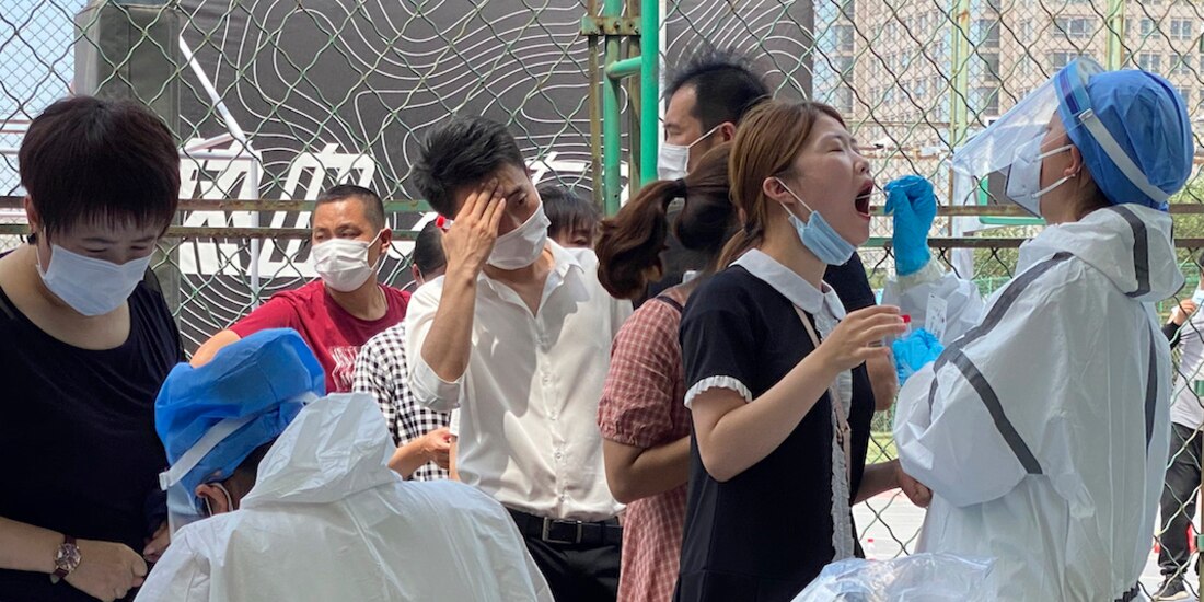 Vuelven a cerrar escuelas y toman muestras a miles