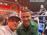 Eddy Reynoso se tomó la foto del recuerdo con Cristiano Ronaldo en un evento de box en Arabia Saudita.