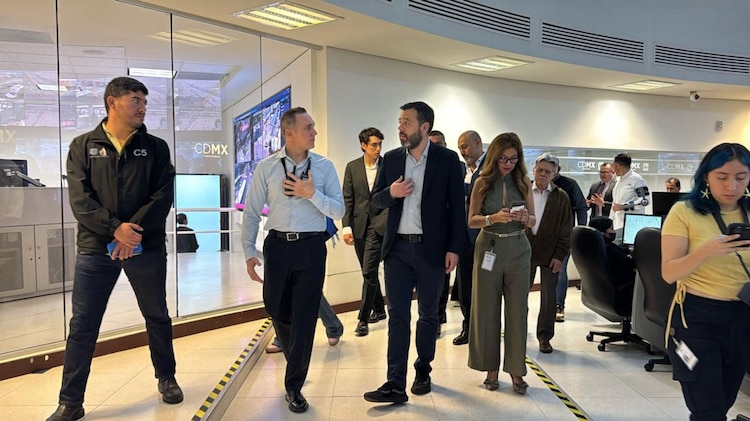 Adrián Rubalcava y Carlos Fernando Galán durante el recorrido por el Puesto Central de Control 1 del Metro.