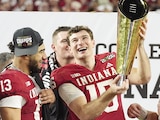 El quarterback sostiene el trofeo después de que Indiana venciera a Miami el 19 de enero de 2026.
