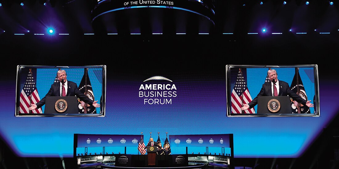 DONALD TRUMP pronuncia un discurso en el Foro Empresarial Estadounidense en Miami, ayer.