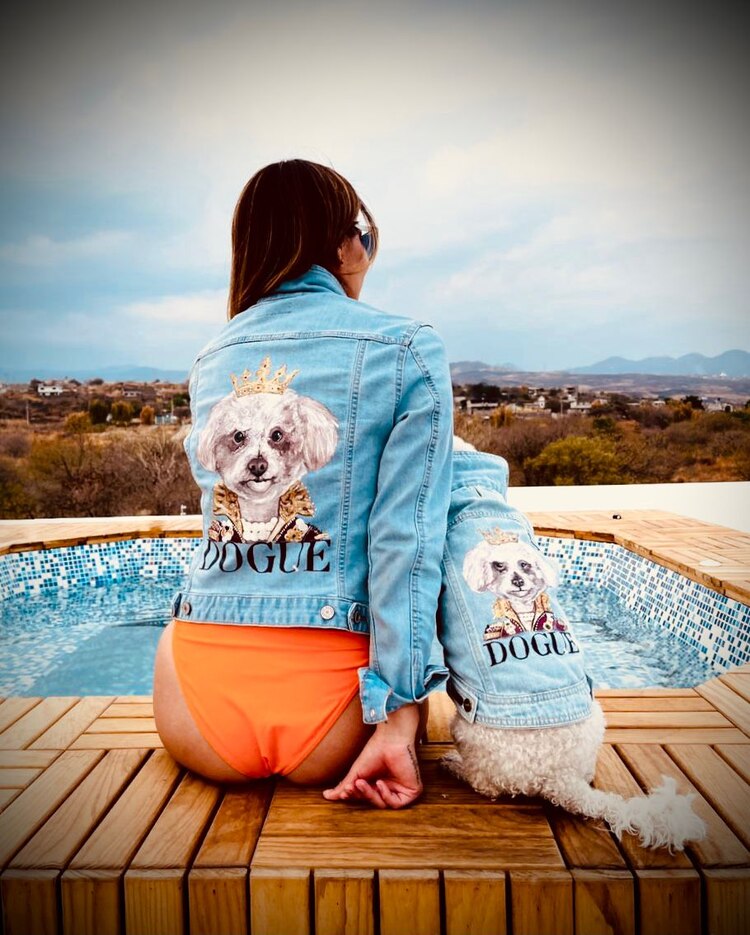 La marca también cuenta con chamarras para humanos, para quienes deseen llevar en la espalda el rostro de su mascota; Aydée las elabora en dos días.