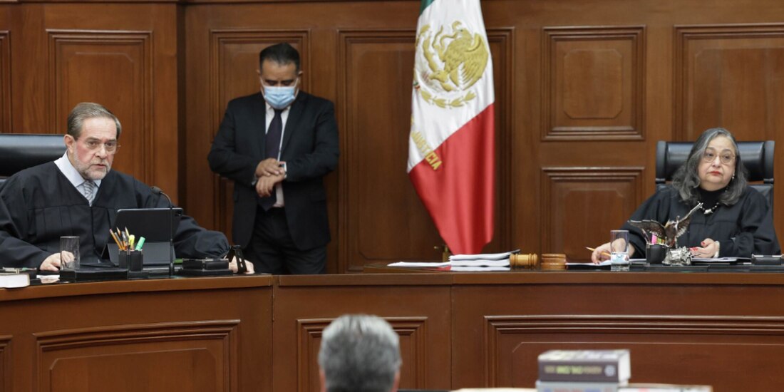 Los Ministros Jorge Pardo y Norma Piña, en sesión del pleno de la Suprema Corte, el pasado 24 de junio.