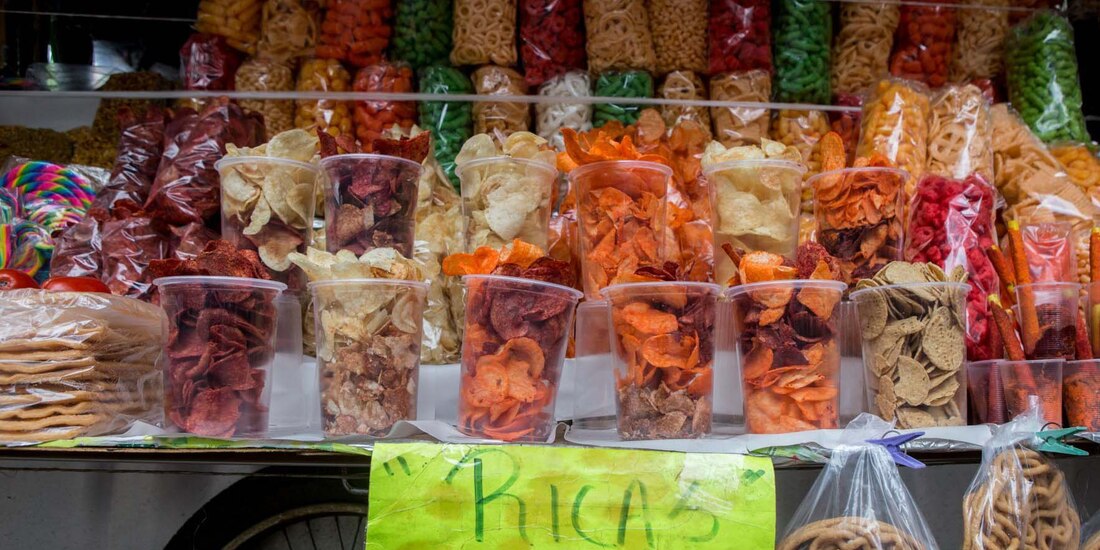 Puesto de comida chatarra en la calle.
