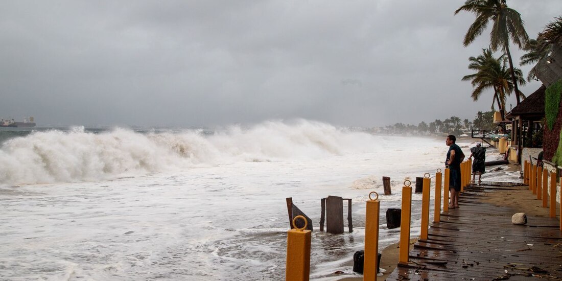 El paso de la Tormenta Kevin en Colima provocó un fuerte oleaje de hasta tres metros de altura y lluvias en las costas del estado