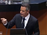 Alejandro Murat tropieza en plena tribuna del Senado al citar a Juárez.