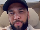 Dani Alves envió un mensaje a los aficionados de Pumas desde el avión en el que ya viaja a la Ciudad de México.