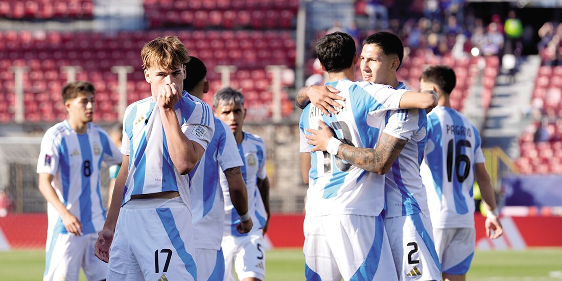 Futbolistas de La Albiceleste celebran su pase, ayer, en el Mundial.