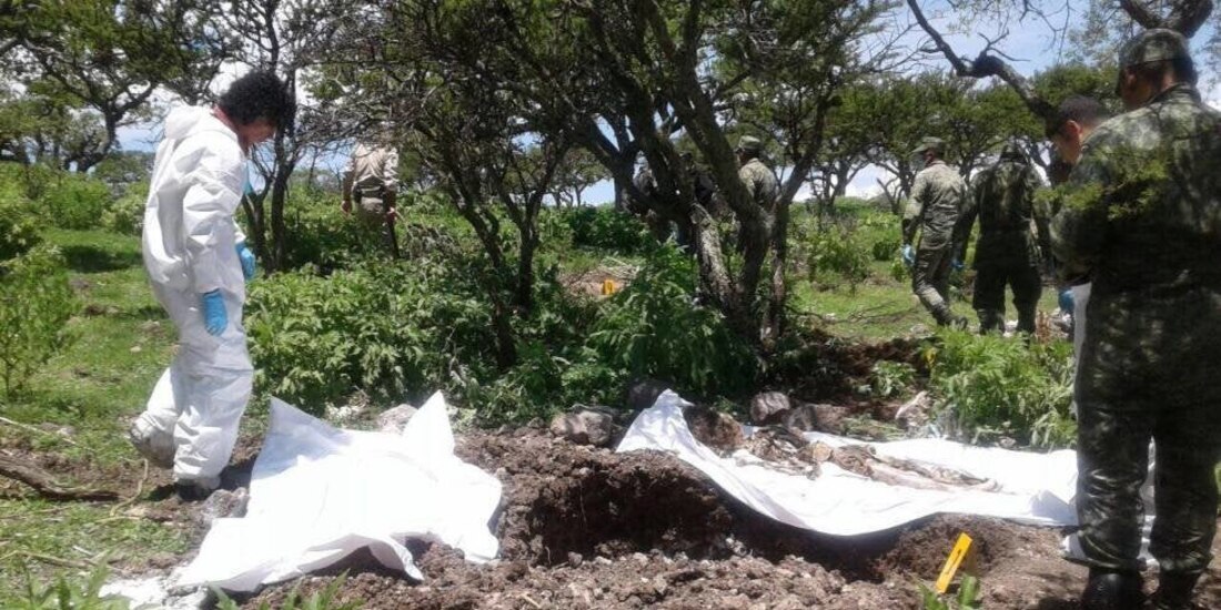 Trabajos para recuperar cuerpos en fosas clandestinas.