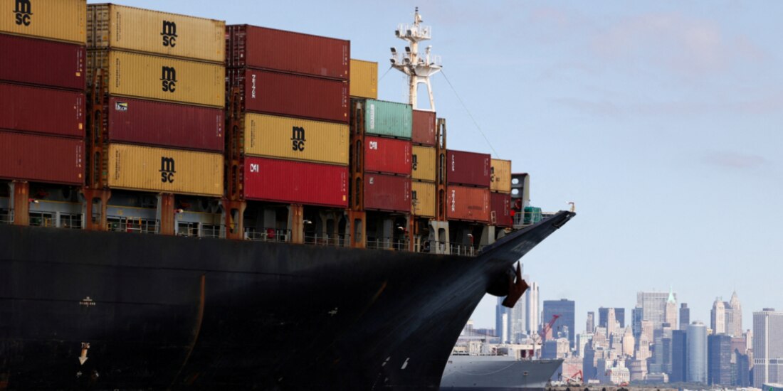 En la imagen. un buque que transporta contenedores