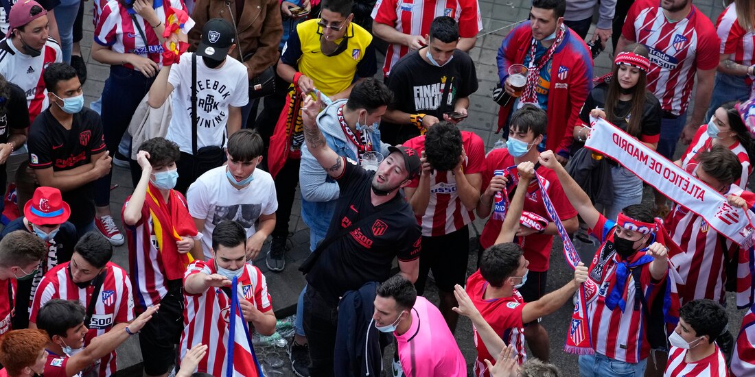 Aficionados del Atlético de Madrid festejan después del título de liga conseguido por el club este sábado 22 de mayo.