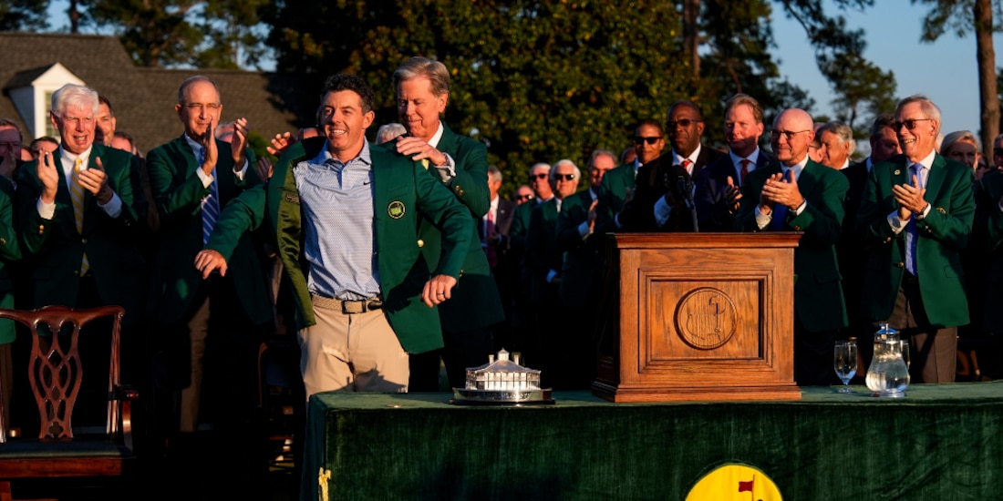Rory McIlroy se coloca el saco verde por segundo año consecutivo.