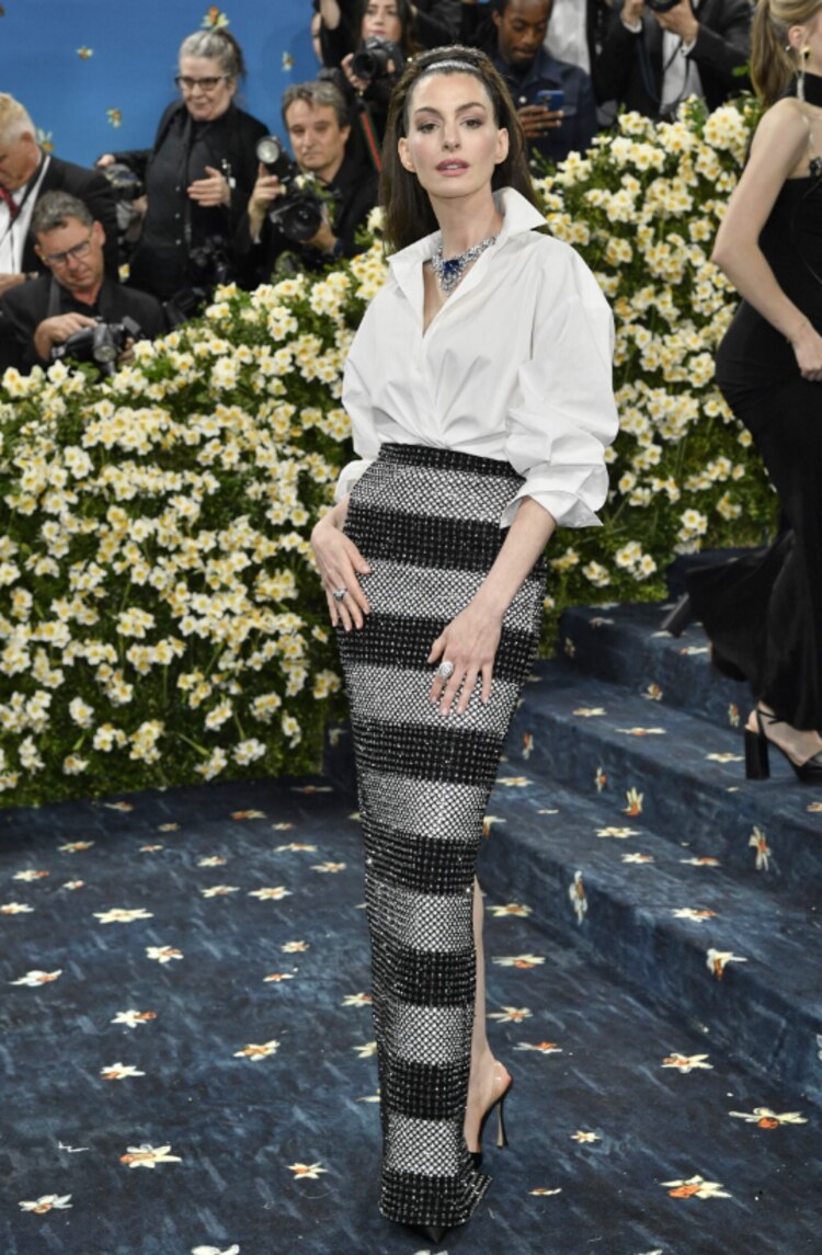 Anne Hathaway rindió tributo a Carolina Herrera con esta reinterpretación.