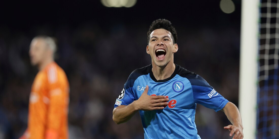 El "Chucky" Lozano celebra su gol en Champions League en el Napoli vs Ajax