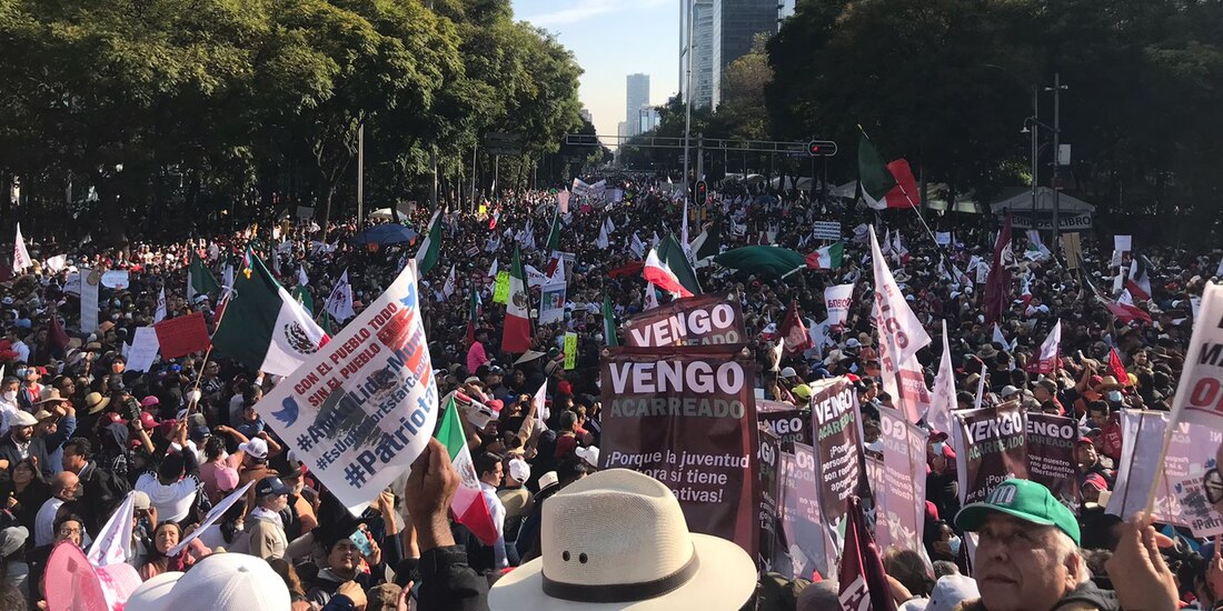 Asistentes muestran amor y respaldo al Presidente Andrés Manuel López Obrador.
