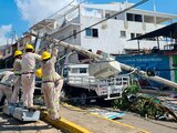 Trabajadores de la CFE haciendo trabajos en Acapulco para regresar la luz en octubre tras el paso de Otis.