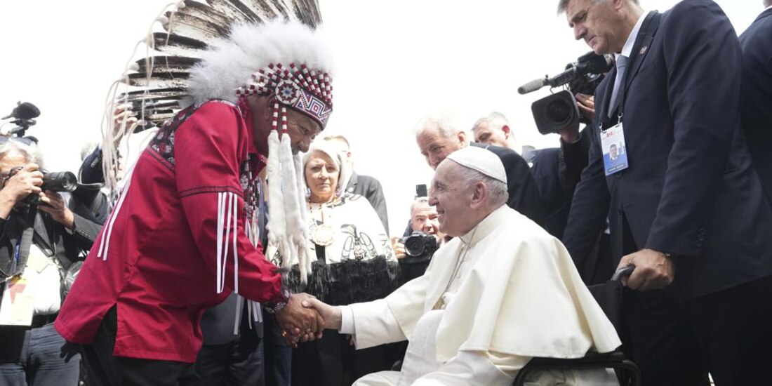 Papa Francisco realiza "viaje penitencial" a Canadá para disculparse con pueblos indígenas por abusos cometidos por la Iglesia Católica.