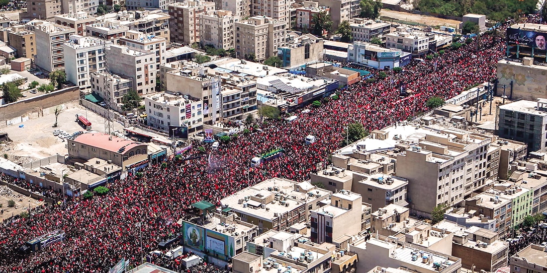 personas asisten a una procesión fúnebre por el difunto líder supremo de Irán, el ayatola Ali Jamenei, en Teherán, ayer.