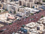 personas asisten a una procesión fúnebre por el difunto líder supremo de Irán, el ayatola Ali Jamenei, en Teherán, ayer.