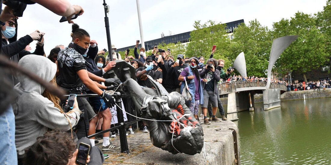Derriban la estatua de Edward Colston, un comerciante de esclavos del siglo XVII.